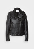 Schwarze Leder-Motorradjacke mit asymmetrischem Reißverschluss, tailliertem Gürtel und seitlichen Reißverschlusstaschen. Glatte Textur mit Epaulett-Akzenten.