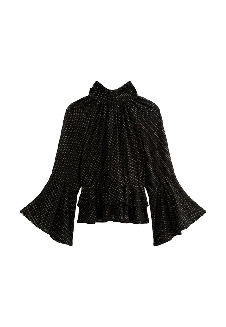 Schwarze Bluse mit langen Ärmeln und kleinen weißen Punkten, hoch gebündeltem Ausschnitt, ausladenden Ärmeln und Rüschendetail am Saum.
