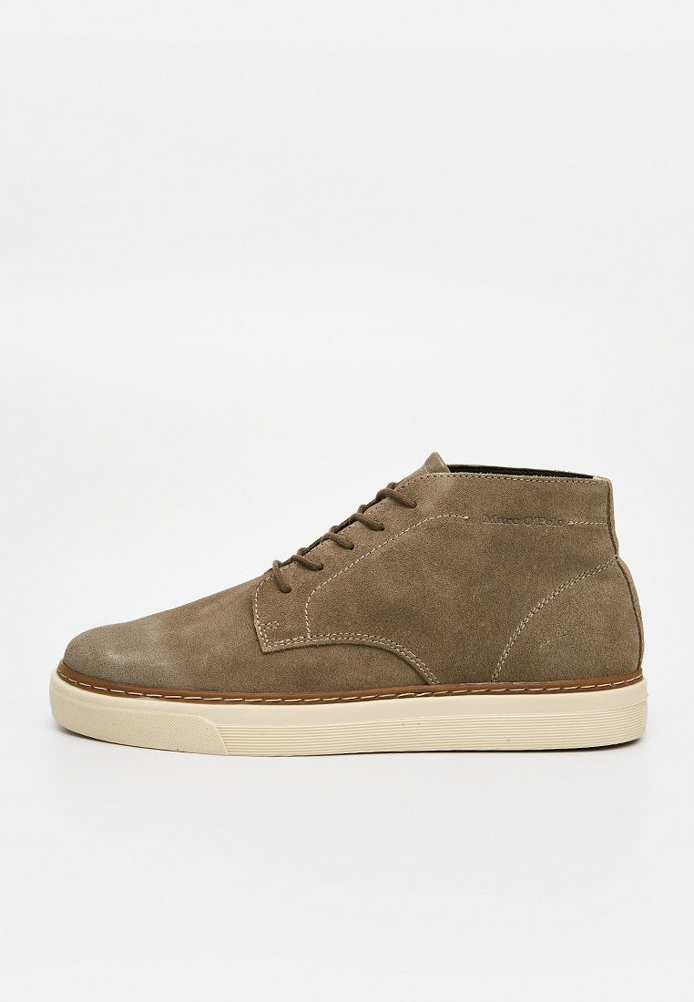 Brauner Herren-Schnürstiefel aus Wildleder mit weißer Gummisohle, seitlich auf einfachem Hintergrund dargestellt.
