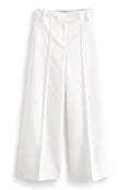 Weiße, weite Hosen mit strukturiertem Stoff, ausgestattet mit Vorderfalten und einem taillierten Bund. Das Design ist minimalistisch und sauber.