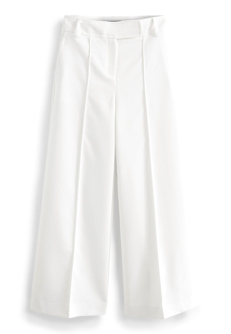 Weiße, weite Hosen mit strukturiertem Stoff, ausgestattet mit Vorderfalten und einem taillierten Bund. Das Design ist minimalistisch und sauber.