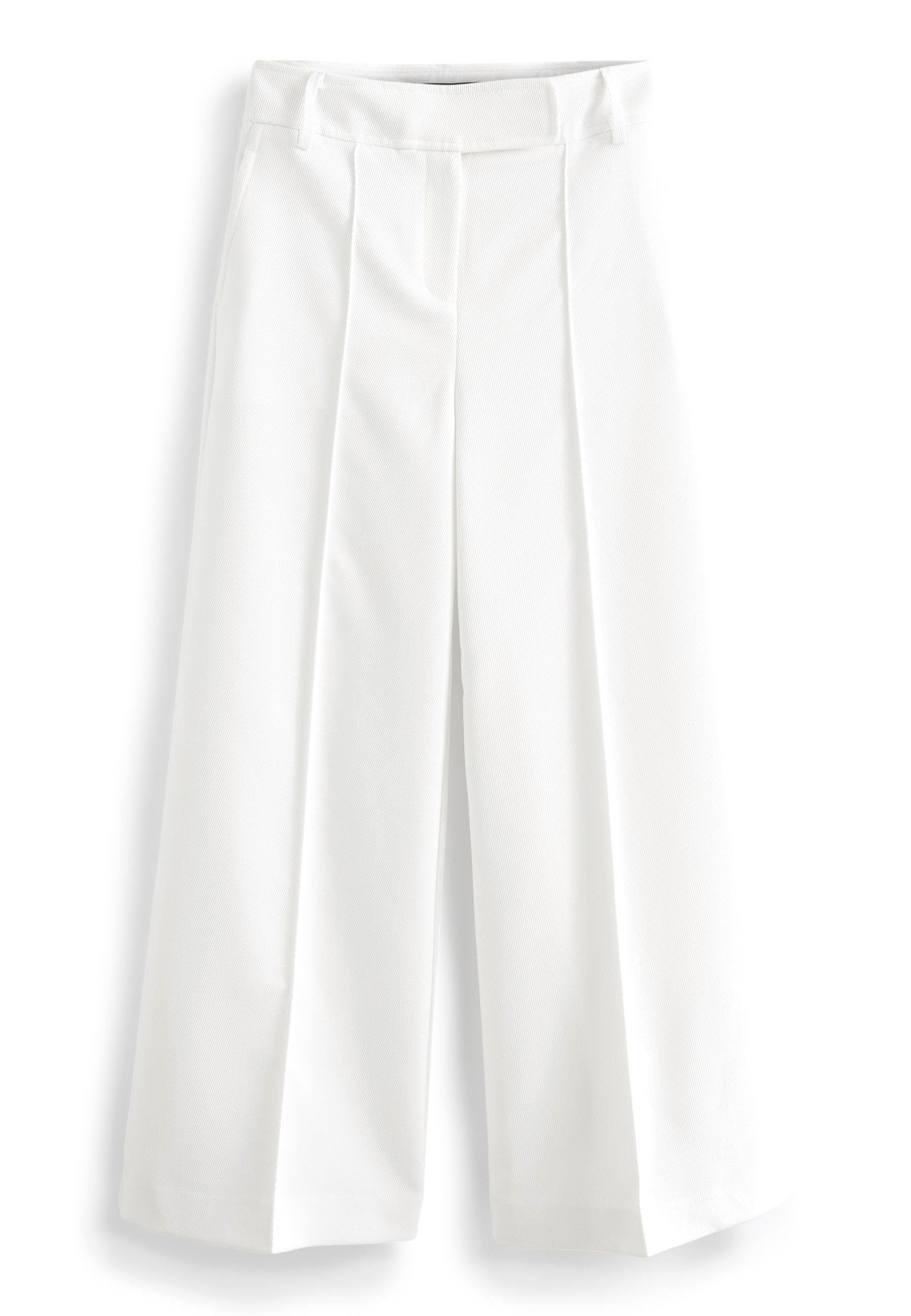 Weiße, weite Hosen mit strukturiertem Stoff, ausgestattet mit Vorderfalten und einem taillierten Bund. Das Design ist minimalistisch und sauber.