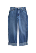 Hochgeschnittene blaue Denim-Jeans mit lockerer Passform, umgekrempelten Säumen und leichtem Verschleiß am Stoff, ausgestattet mit Taschen vorne und einem Knopfverschluss.