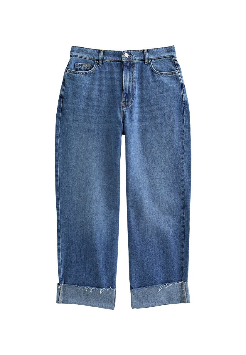 Hochgeschnittene blaue Denim-Jeans mit lockerer Passform, umgekrempelten Säumen und leichtem Verschleiß am Stoff, ausgestattet mit Taschen vorne und einem Knopfverschluss.