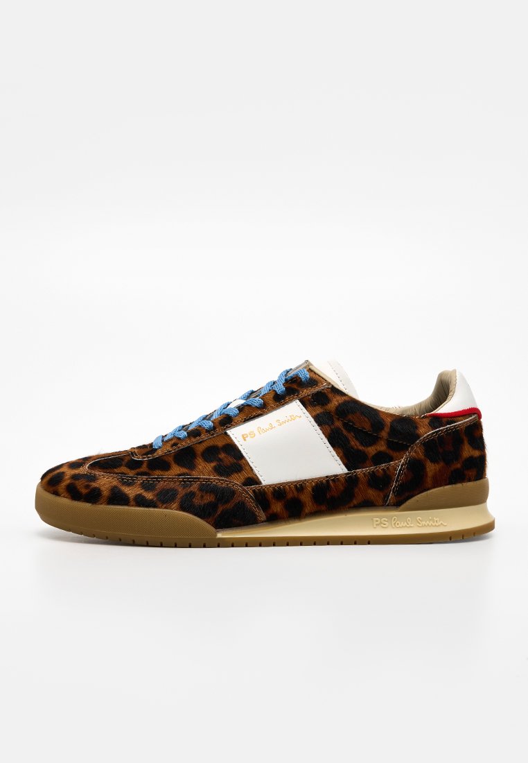 Sneakers mit Leopardenmuster und braunem, pelzartigem Textureffekt, weißen Lederakzenten, blauen Schnürsenkeln und einem roten Fersenriemen auf einer hellbraunen Gummisohle.