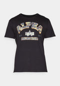 Schwarzes T-Shirt mit kurzen Ärmeln, das einen grafischen Druck mit dem Text "ALPHA INDUSTRIES" in fetter und bunter Schrift zeigt.