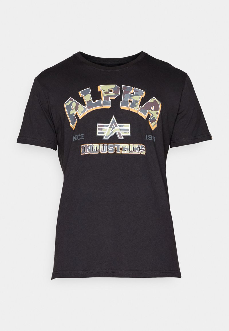 Schwarzes T-Shirt mit kurzen Ärmeln, das einen grafischen Druck mit dem Text "ALPHA INDUSTRIES" in fetter und bunter Schrift zeigt.