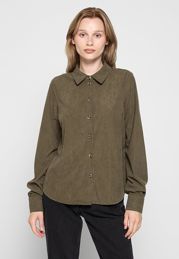 Olivgrüne Hemdjacke mit Kragen, langen Ärmeln und strukturiertem Stoff. Verfügt über fünf Knöpfe vorne und einen abgerundeten Saum.