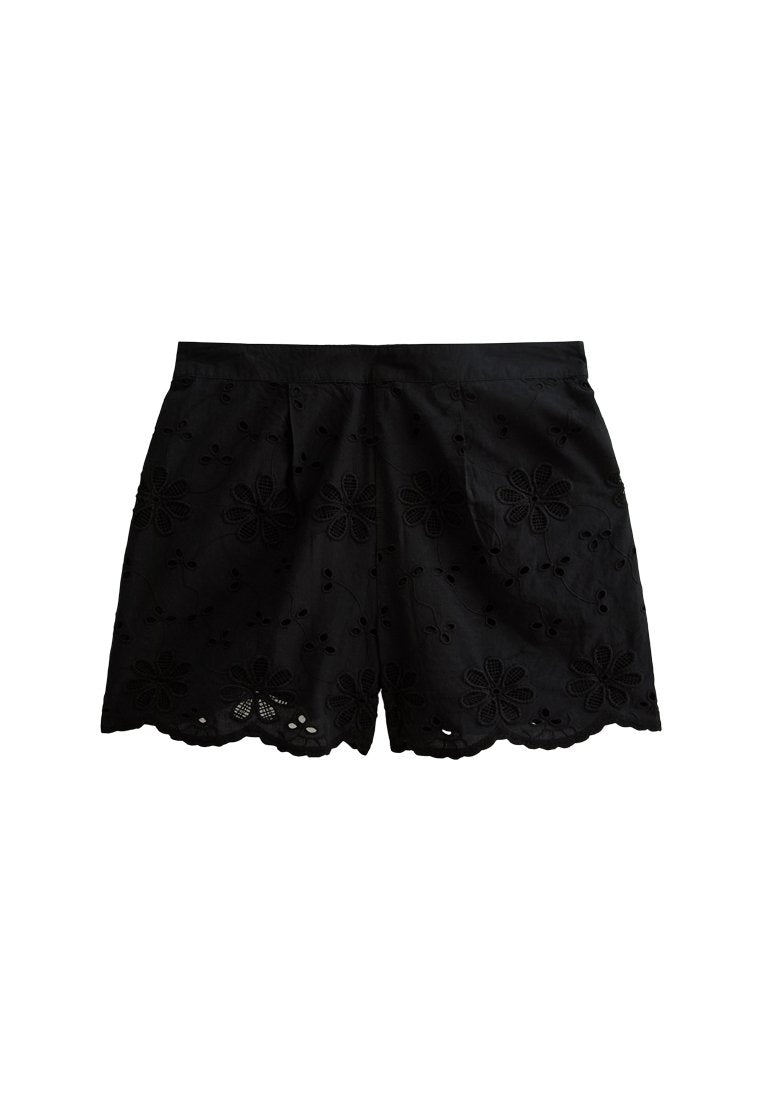 Schwarze Shorts aus besticktem Stoff mit floralen Mustern, mit gewelltem Saum und Ausschnittdetails. Glatte Textur und entspannter Schnitt.