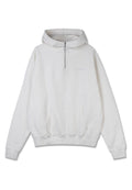Weißer Hoodie aus weichem Baumwollmaterial, mit einem halben Reißverschluss, einer Kängurutasche, gerippten Bündchen und Saum sowie dezentem Branding auf der Brust.