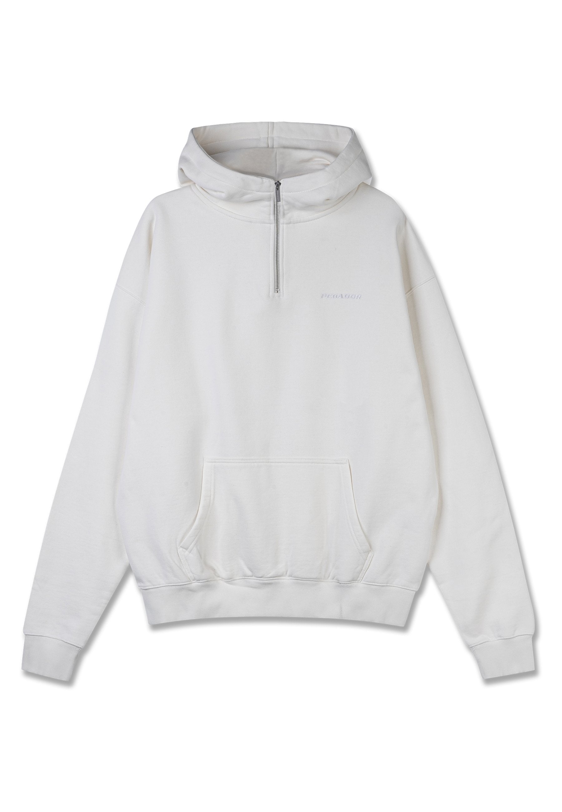 Weißer Hoodie aus weichem Baumwollmaterial, mit einem halben Reißverschluss, einer Kängurutasche, gerippten Bündchen und Saum sowie dezentem Branding auf der Brust.