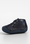 Schwarze Leder-Stiefelette mit einer strukturierten Gummisohle, runder Zehenpartie, Schnürung vorne und einem blauen Labeldetail an der Seite.