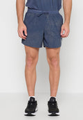 Mann trägt marineblaue Nike Laufshorts mit elastischem Bund und schwarze Nike Laufschuhe mit weißen Sohlen.