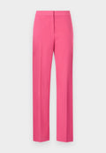 Rosa maßgeschneiderte Hose mit geradem Bein, die eine glatte Textur und scharfe Falten an der Vorderseite aufweist.