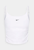 Weißes Nike Crop-Top mit dünnen Trägern, das ein schwarzes Logo auf der Brust zeigt. Glatte Textur mit tailliertem Schnitt und Raffungen an den Seiten.