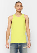Neon-gelbes Tanktop aus geripptem Stoff, mit rundem Ausschnitt, ärmellosem Design und figurbetonter Silhouette. Jeans sind darunter sichtbar.