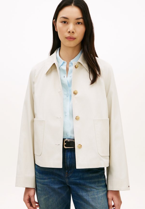 Tommy Hilfiger WATER REPELLENT COLLARED RELAXED SHORT JACKET - Summer jacket - light silt
