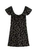 Schwarzes Kleid mit kurzen, ausgestellt geschnittenen Ärmeln und Rundhalsausschnitt, das ein florales Muster aus kleinen rosa Blumen und grünen Blättern aufweist.