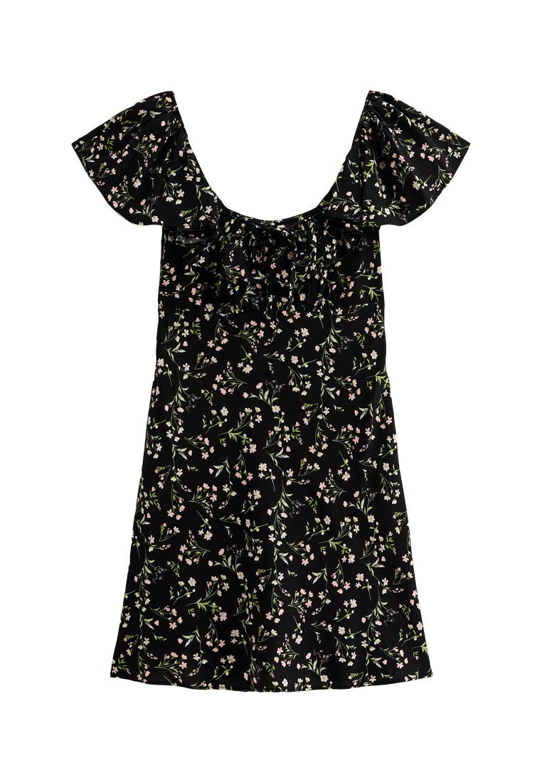 Schwarzes Kleid mit kurzen, ausgestellt geschnittenen Ärmeln und Rundhalsausschnitt, das ein florales Muster aus kleinen rosa Blumen und grünen Blättern aufweist.