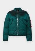 Grüne Puffjacke mit einem Reißverschluss, Stehkragen, zwei vorderen Taschen und einer Seitentasche mit einem roten Etikett. Glatte, glänzende Textur.