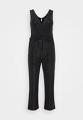 Schwarzer Jumpsuit mit V-Ausschnitt und ärmellosem Design. Hergestellt aus einem glitzernden Stoff, mit einem Wickeldetail an der Taille und weit geschnittenen Beinen.