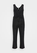Schwarzer Jumpsuit mit V-Ausschnitt und ärmellosem Design. Hergestellt aus einem glitzernden Stoff, mit einem Wickeldetail an der Taille und weit geschnittenen Beinen.