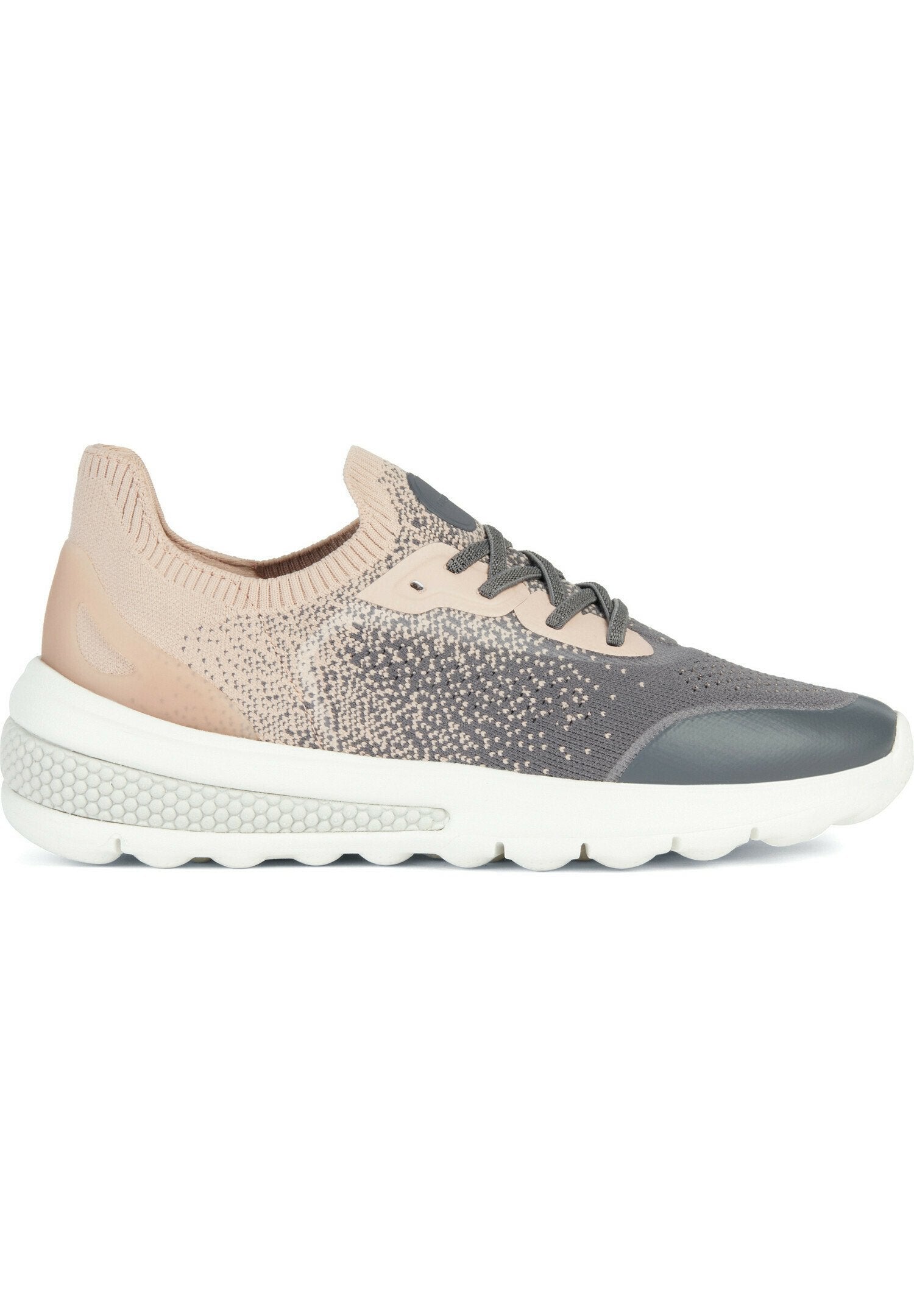 Sneaker mit einem gestrickten Obermaterial in einem Farbverlauf von Beige und Grau, runder Zehenpartie und einer strukturierten weißen Sohle mit sichtbarer Dämpfung.