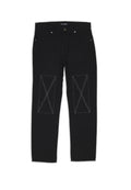 Schwarze Jeans mit geradem Bein, die kontrastierende weiße Steppakzente in Form eines "X"-Musters über den Kniebereichen aufweist.