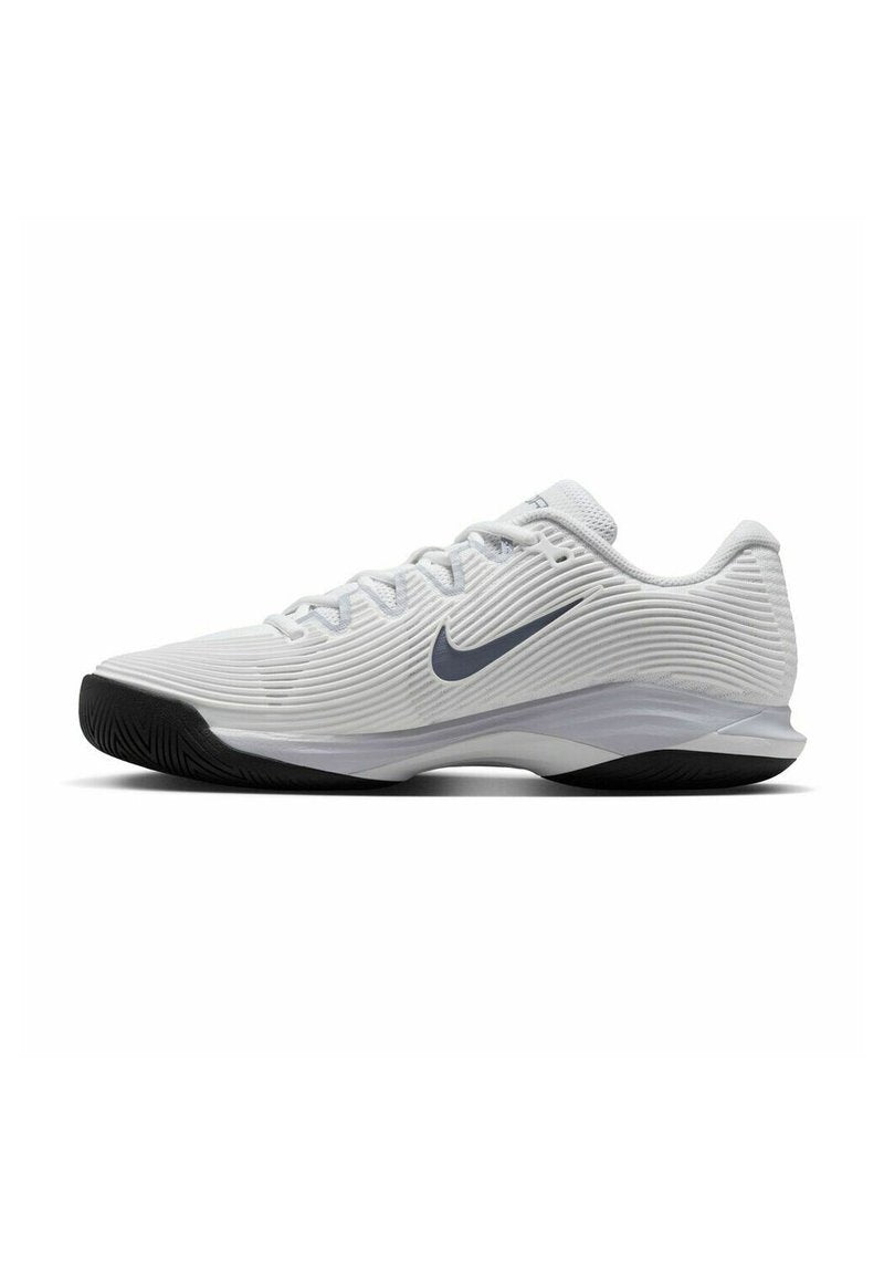 Weiße Nike Low-Top Sportschuhe mit strukturierter Oberseite, schwarzer Sohle und dunkelgrauem Swoosh-Logo an der Seite.