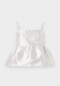 Weißes Satin-Oberteil mit dünnen Trägern und einem taillierten Oberteil, das in einen gerafften Peplum-Saum übergeht. Glatte Textur mit leichtem Schimmer.