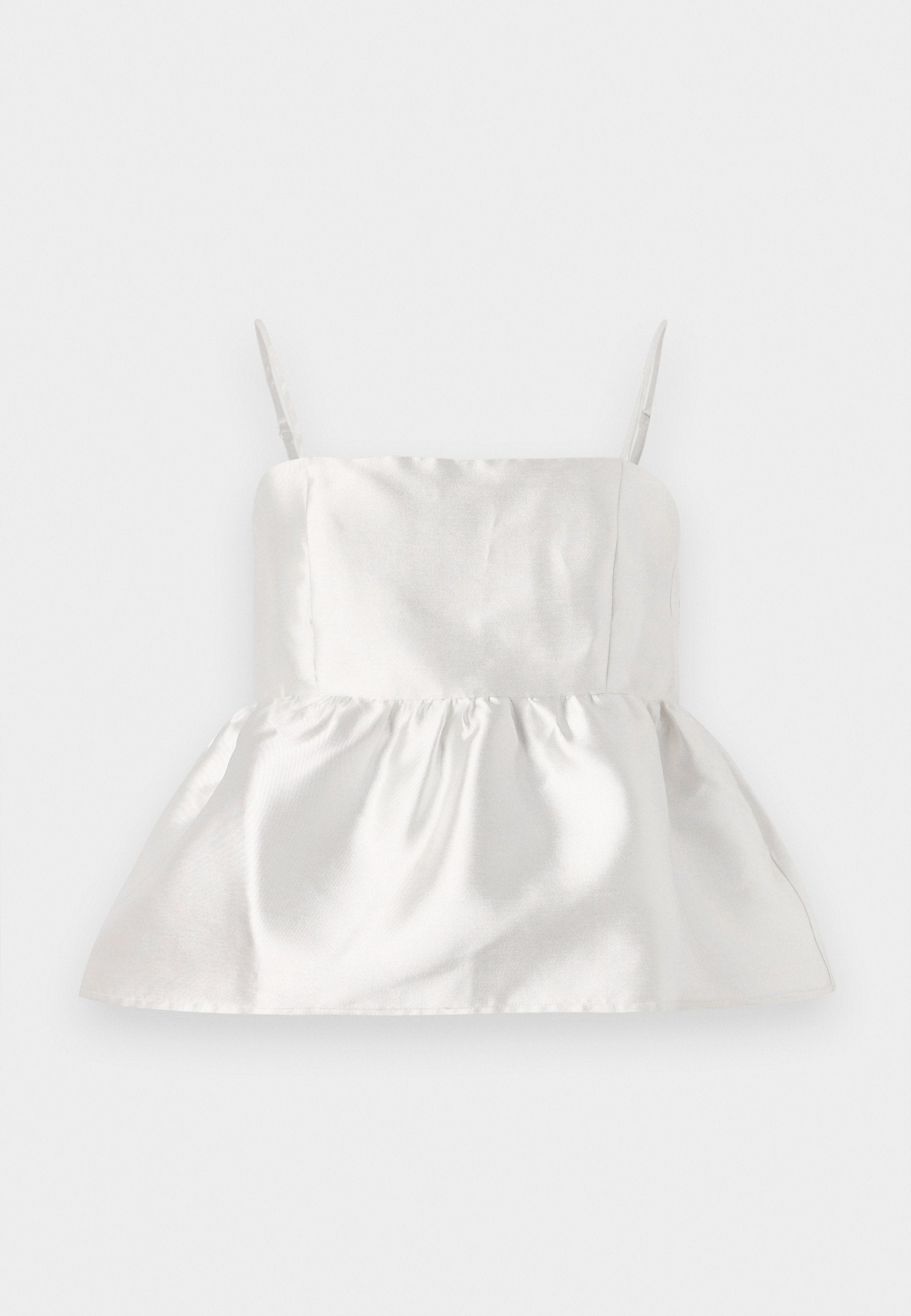Weißes Satin-Oberteil mit dünnen Trägern und einem taillierten Oberteil, das in einen gerafften Peplum-Saum übergeht. Glatte Textur mit leichtem Schimmer.