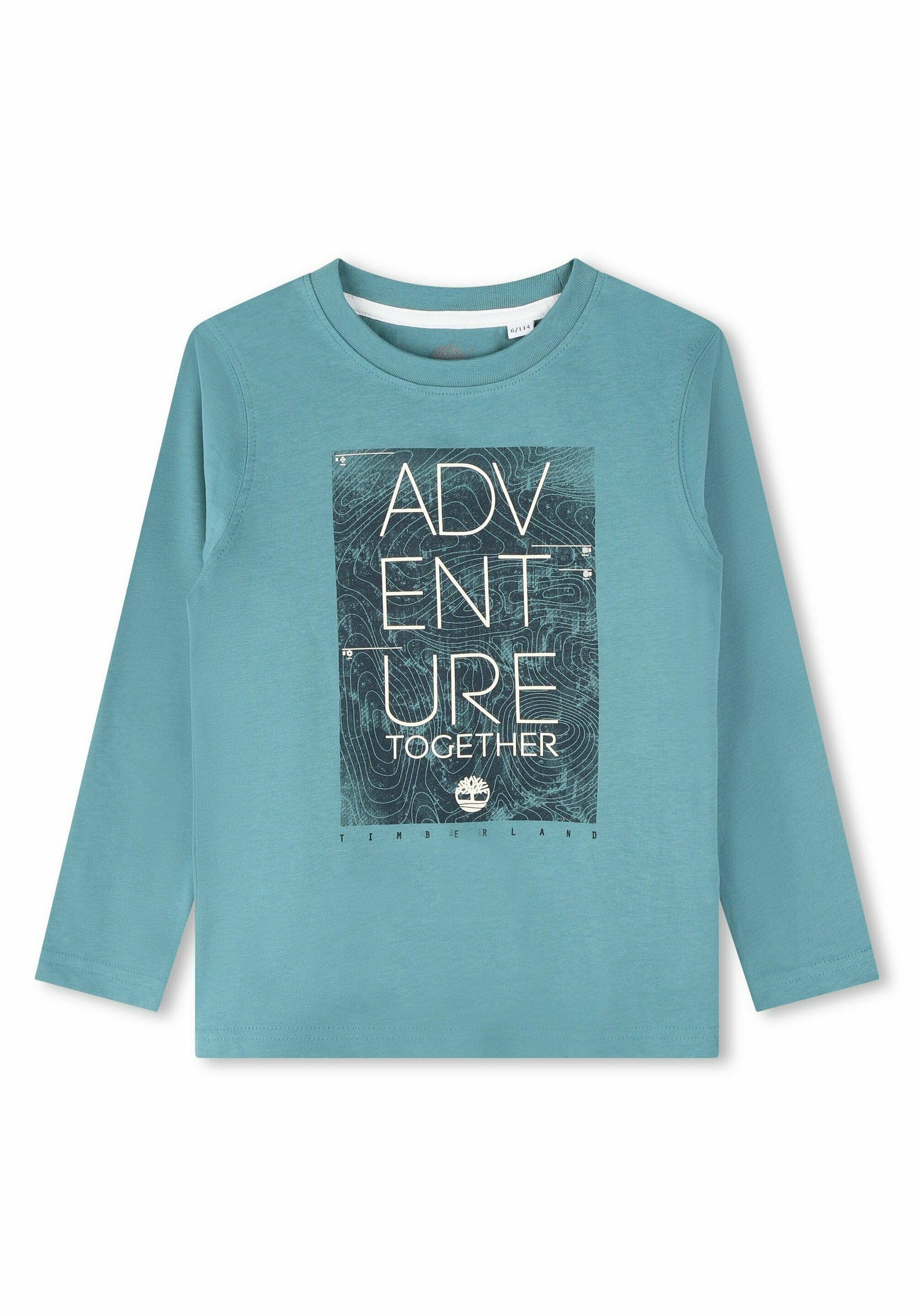 Helles türkisfarbenes Langarmshirt mit einem Grafikdruck, der die Worte "ABENTEUER GEMEINSAM" und ein topografisches Design zeigt. Aus Baumwollmaterial.