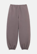 Graue Hose mit elastischem Bund und gerafften Bündchen, aus einem weichen Material gefertigt, mit einem lockeren Schnitt und glatter Textur.
