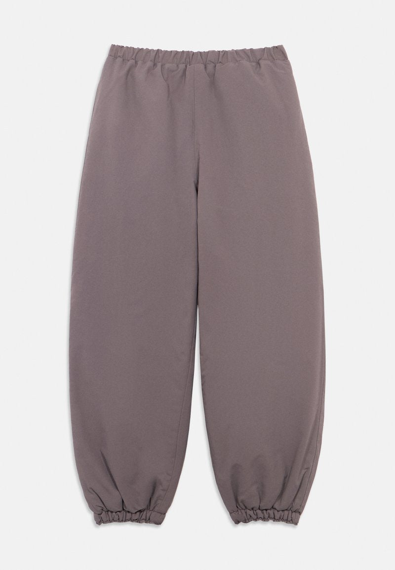 Graue Hose mit elastischem Bund und gerafften Bündchen, aus einem weichen Material gefertigt, mit einem lockeren Schnitt und glatter Textur.