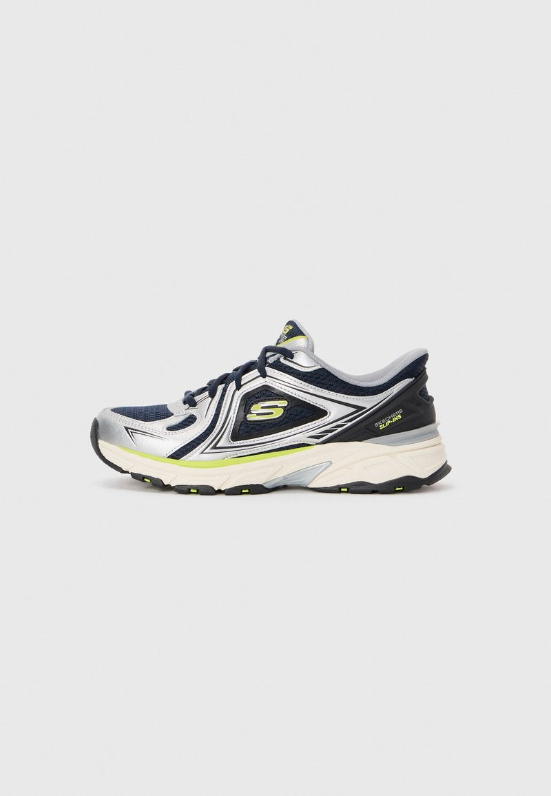 Marineblaues und silbernes Sportschuhmodell mit Mesh-Obermaterial, reflektierenden Akzenten, gepolstertem Kragen und Gummisohle mit grünen Details.