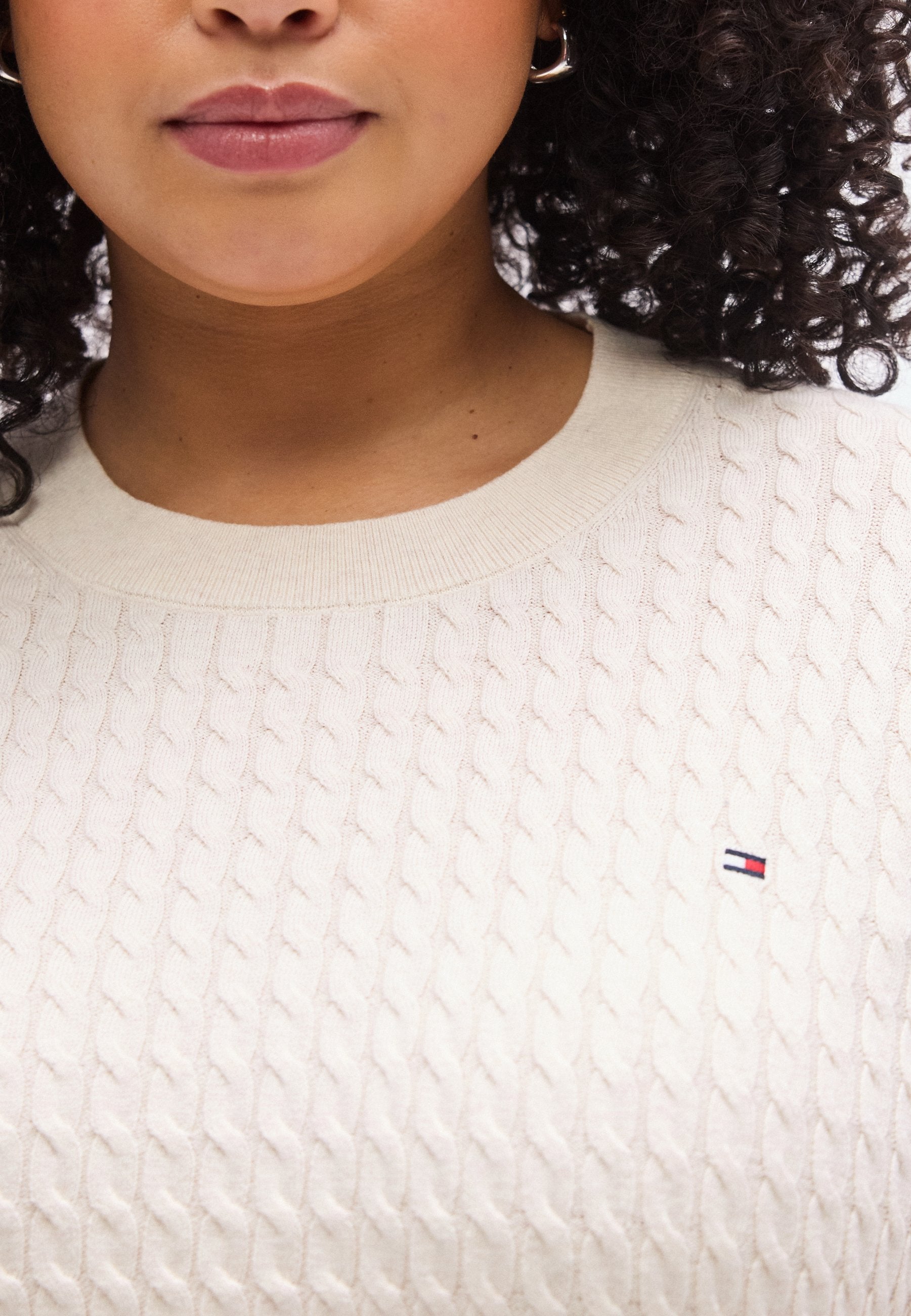 CURVE CABLE KNIT CREW NECK JUMPER Media 6