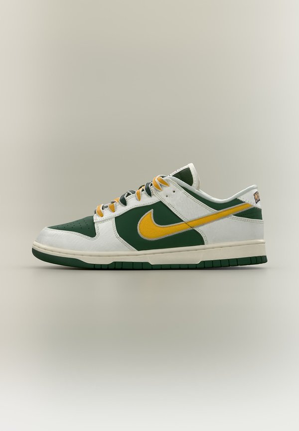 Nike Sportswear DUNK LOW RETRO SPORT - Trainers - sail/univ gold coloured/fir/univ red/black