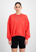 Roter übergroßer Sweatshirt mit fallenden Schultern und verkürztem Saum. Besitzt ein kleines Logo auf der linken Brust und besteht aus einem glatten Baumwoll-Mischgewebe.