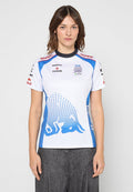 Weißes Trikot mit kurzen Ärmeln, blauen Akzenten und einem strukturierten Design eines stilisierten Tieres. Logos an Ärmeln und Kragen.