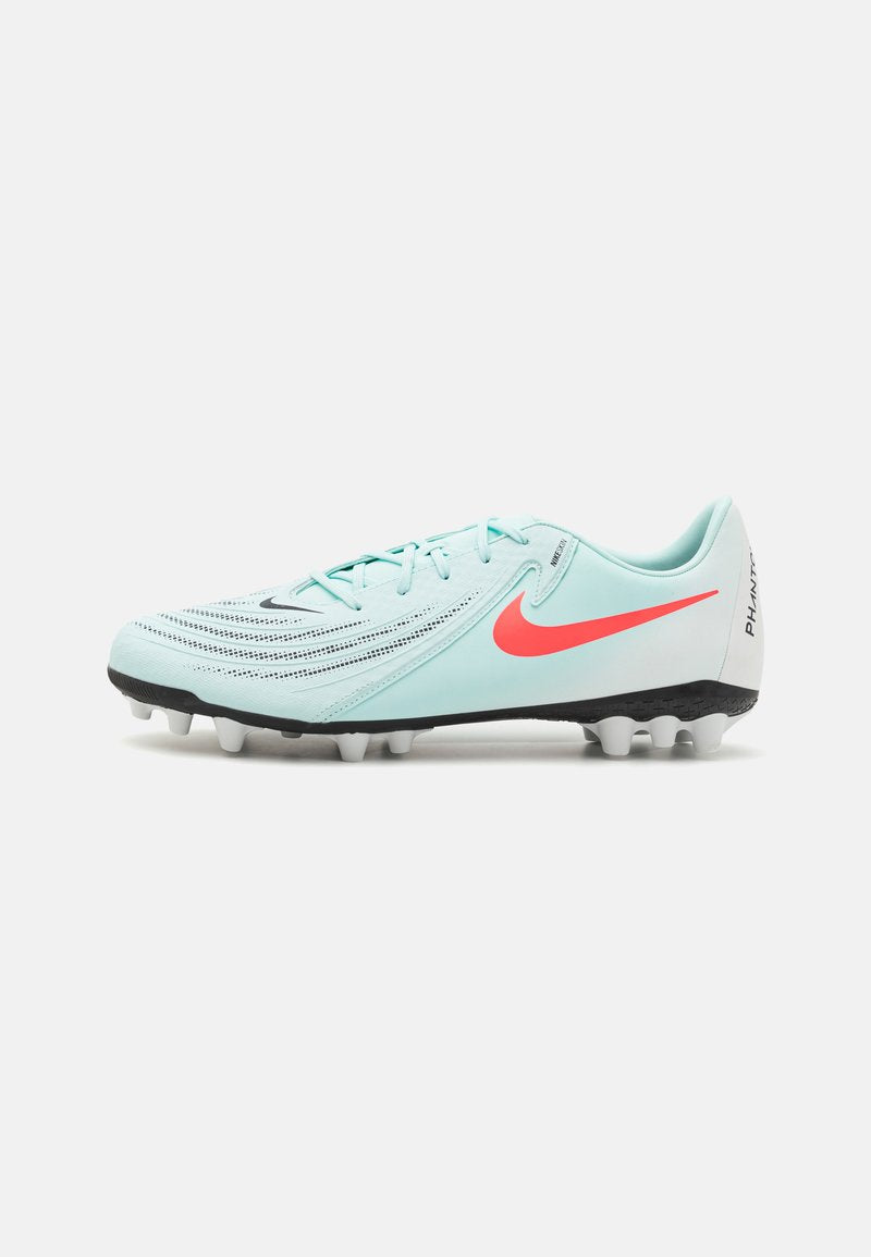 Himmelblauer Fußballschuh mit schwarzen Akzenten, strukturiertem Obermaterial und auffälligem roten Nike-Swoosh. Gummistollen an der Sohle für besseren Halt.