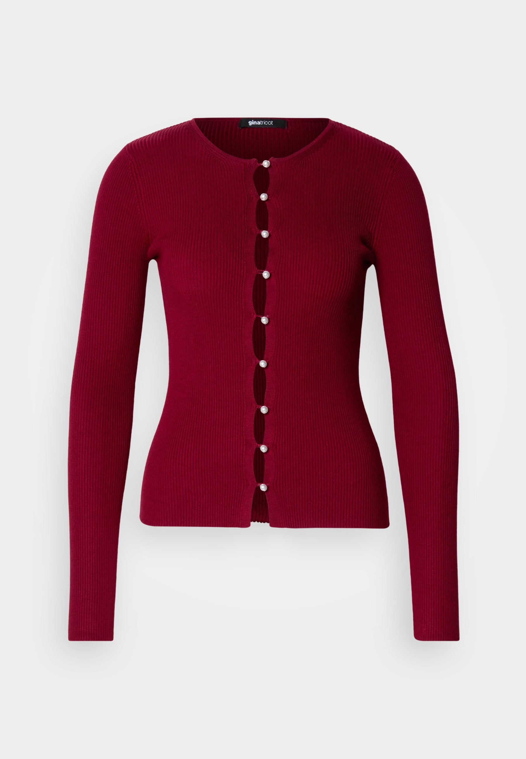 Roter gerippter Cardigan mit rundem Ausschnitt, der über eine Reihe von Perlenknöpfen und Ausschnitten auf der Vorderseite verfügt. Lange Ärmel.