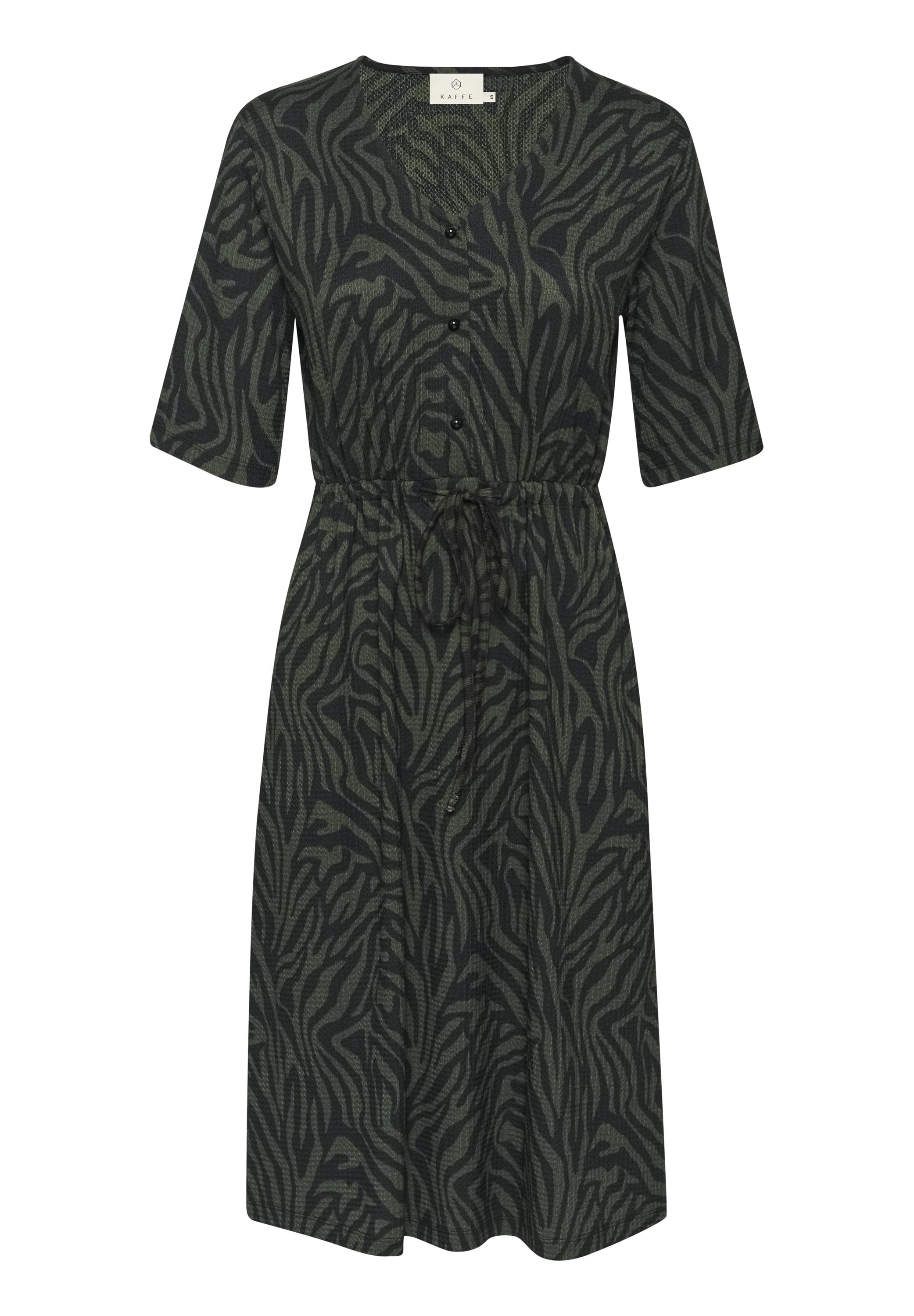 Grünes und schwarzes Zebra-Muster Kleid mit kurzen Ärmeln, V-Ausschnitt, Knöpfen und einem Bund zum Binden. Hergestellt aus einem strukturierten Stoff.