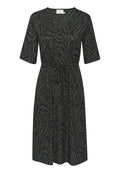 Grünes und schwarzes Zebra-Muster Kleid mit kurzen Ärmeln, V-Ausschnitt, Knöpfen und einem Bund zum Binden. Hergestellt aus einem strukturierten Stoff.
