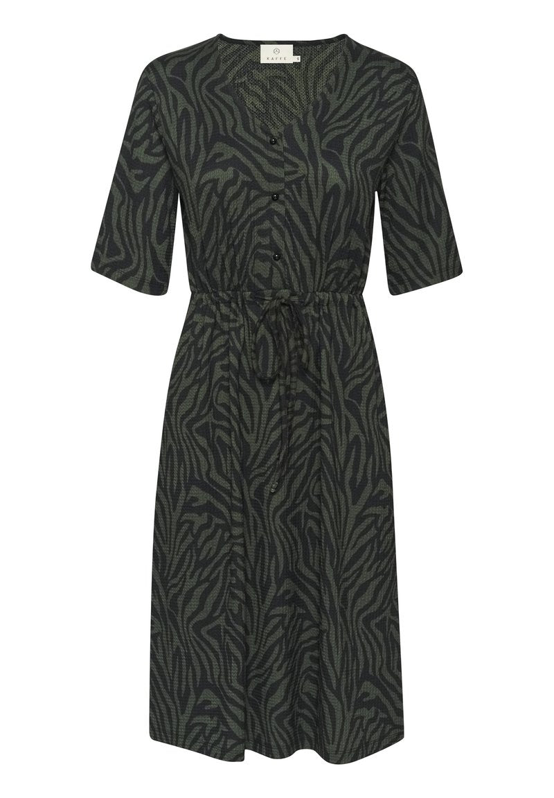 Grünes und schwarzes Zebra-Muster Kleid mit kurzen Ärmeln, V-Ausschnitt, Knöpfen und einem Bund zum Binden. Hergestellt aus einem strukturierten Stoff.