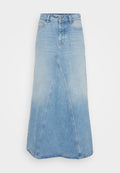 Hellblauer Jeansrock mit langem, A-Linien-Design, der eine Mittelnaht und einen rohen Saum aufweist. Klassisches Fünf-Taschen-Design und Gürtelschlaufen sind ebenfalls enthalten.