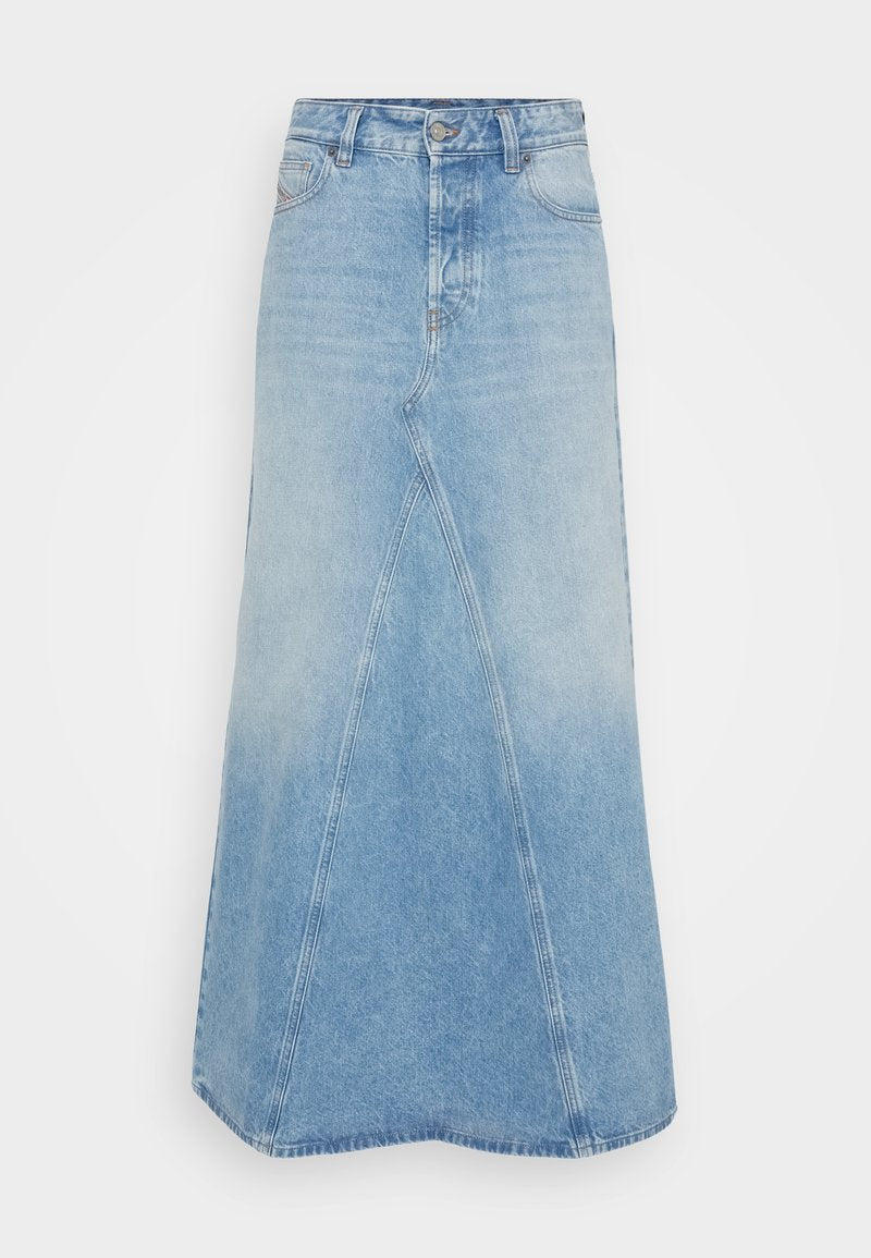 Hellblauer Jeansrock mit langem, A-Linien-Design, der eine Mittelnaht und einen rohen Saum aufweist. Klassisches Fünf-Taschen-Design und Gürtelschlaufen sind ebenfalls enthalten.