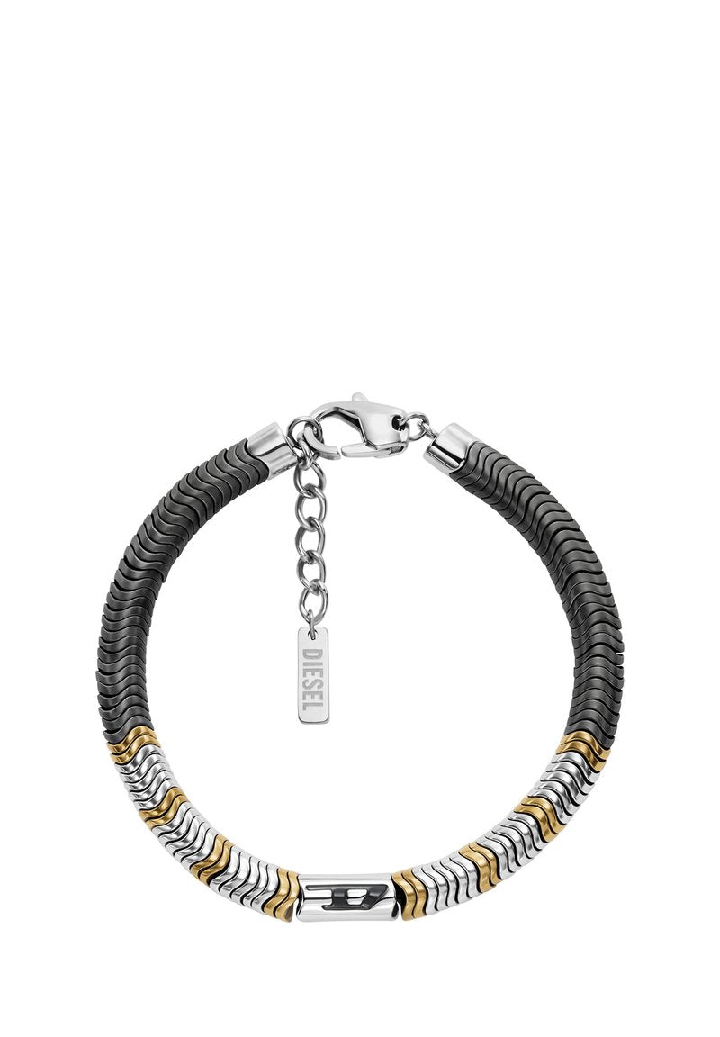 Schwarzes Gummiband mit silbernen und goldenen Akzenten, ausgestattet mit einer verbundenen Kette, einem Verschluss und einem kleinen gravierten Anhänger.