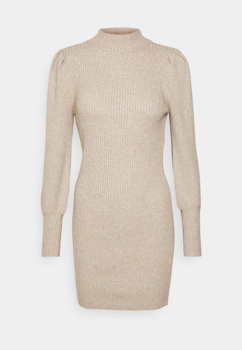 Beiges geripptes Strickkleid mit hohem Kragen, langen Puffärmeln und taillierter Silhouette, das eine strukturierte Oberfläche aufweist.