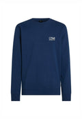 Marineblaues Sweatshirt aus Baumwolle mit langen Ärmeln, Rundhalsausschnitt und weißem Frontlogo. Einfaches, unifarbenes Design.