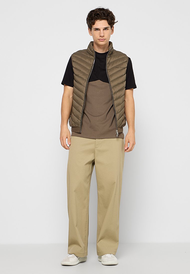 Armani Exchange Weste Media 2